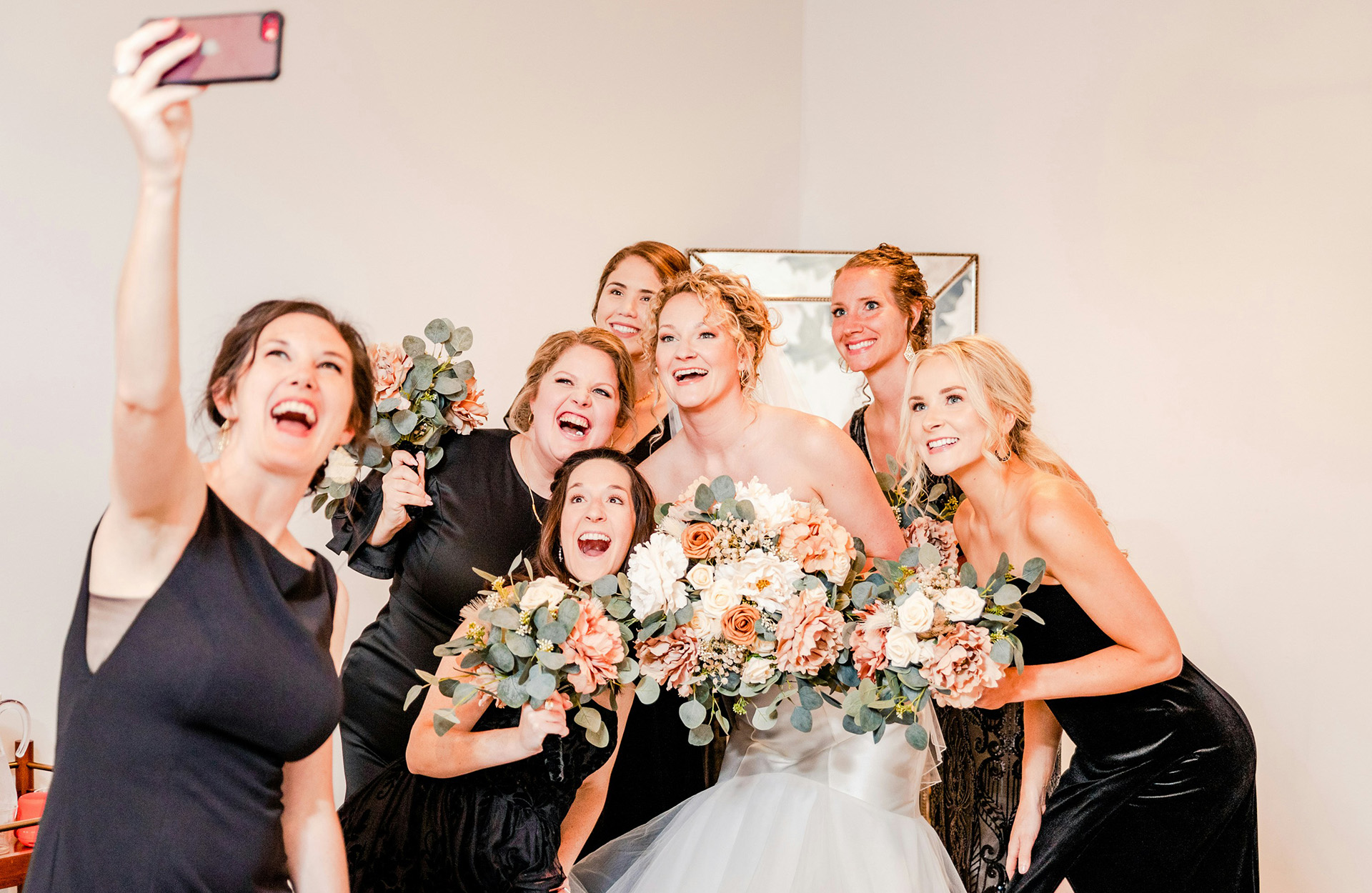 Brud og forlovere - foto: Unsplash / Kari Bjorn Photography