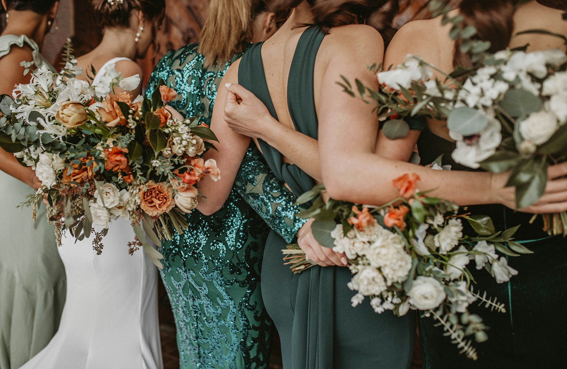 Brud og forlovere i ulike grønne nyanser - foto: Unsplash / Taylor Gray