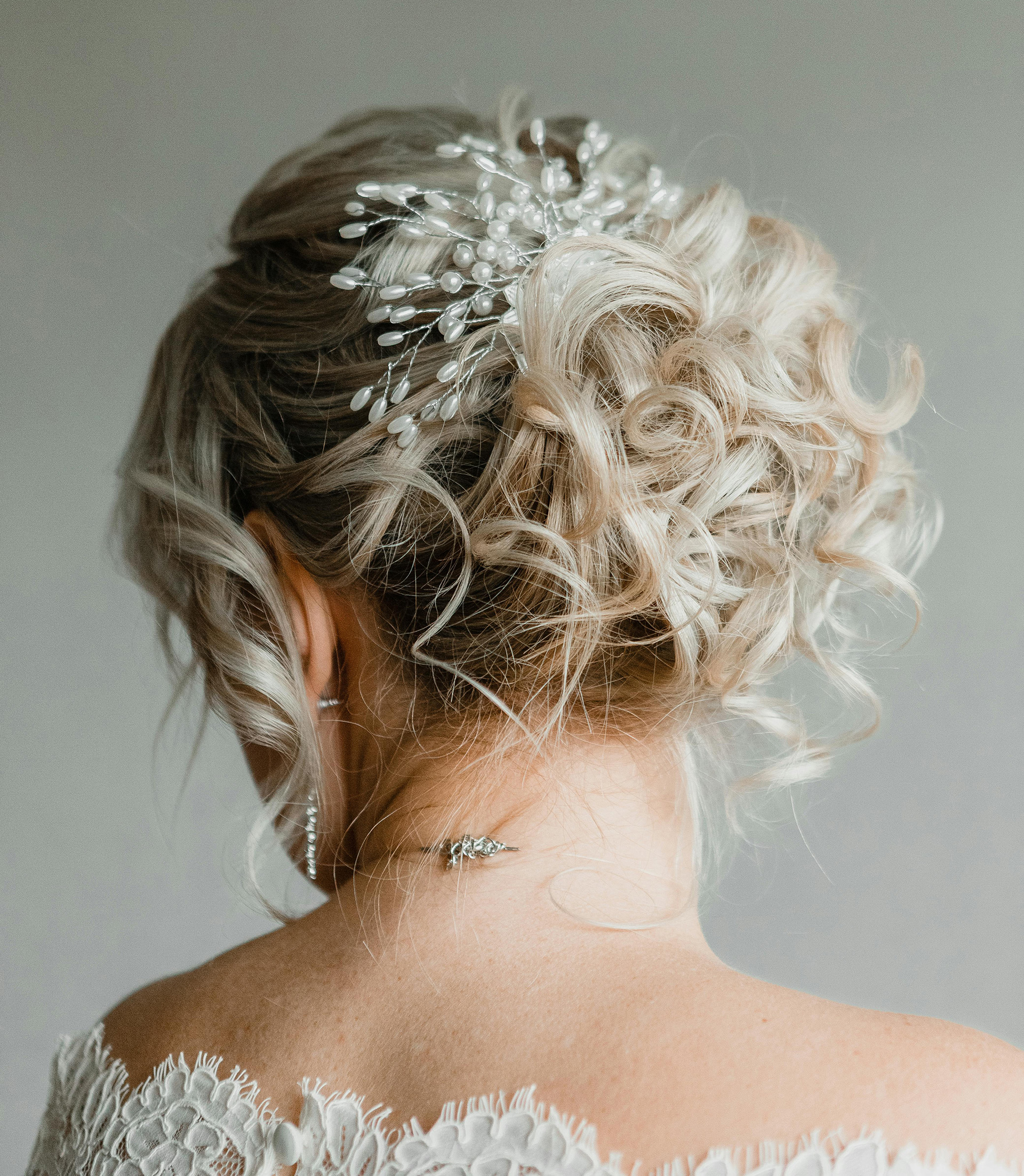 Oppsatt hår - bun med krøller - Foto: pexels