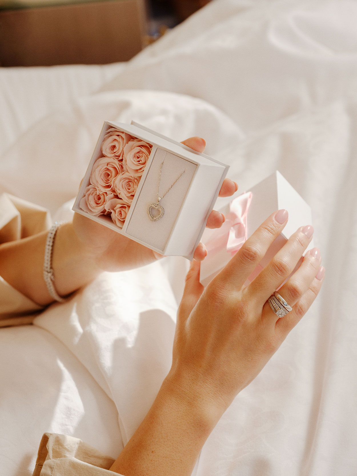 Bjørklund smykker - klokker, morgengaver, forlovelsesring - giftering
