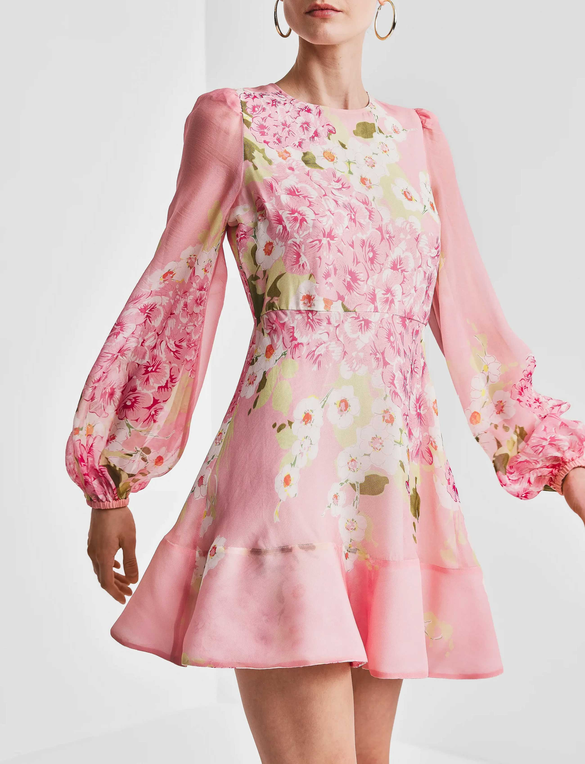 Romantisk rosa kjole med blomster fra Bytimo