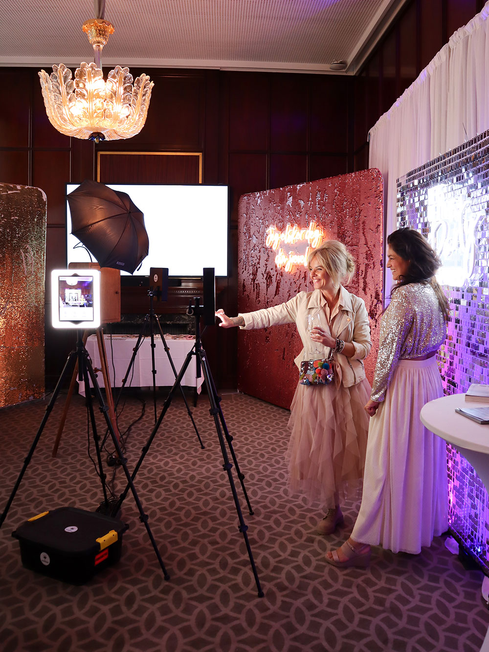 Hos fotobaren kunne man ta bilder og skrive ut på stedet. Hos fotobaren kunne man ta bilder og skrive ut på stedet.