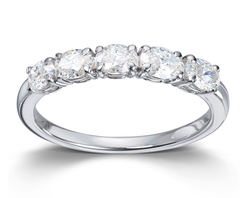 Nydelig ring i hvitt gull med diamanter