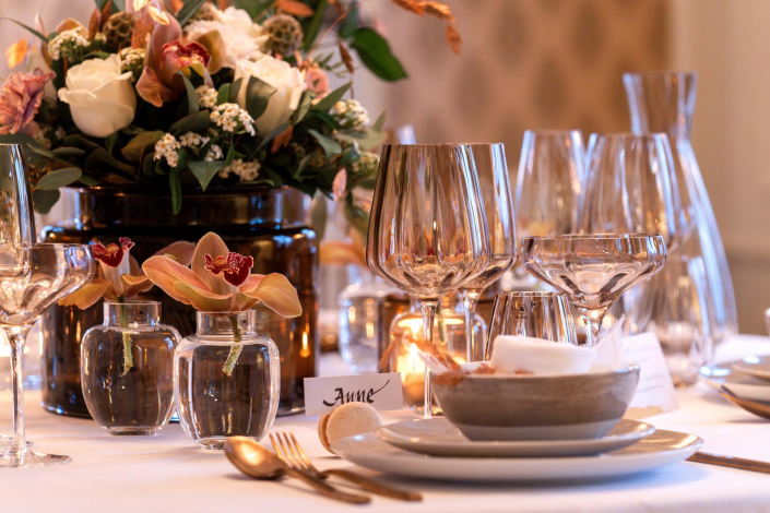 Vakker borddekking med blomster fra Isaksen blomster og glass fra Magnor Glassverk - foto: Trym Eide