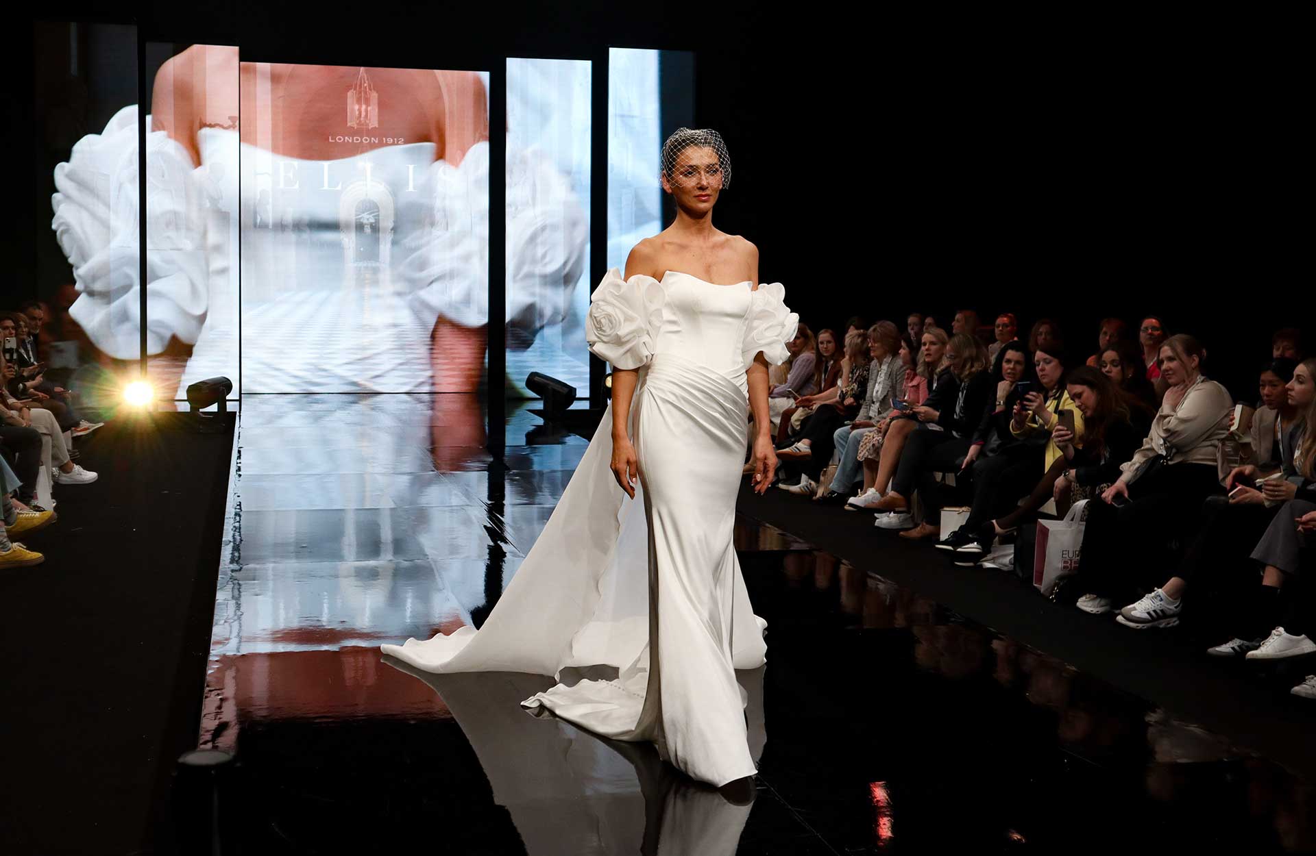 Glatte, minimalistiske brudekjoler. Foto: Mari Kråkenes Loewen