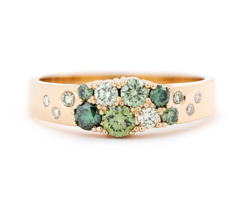 Keto Meadow Narrowing - Fargede diamanter grønn ring, Jussi Louesalmi, Au3 Goldsmiths