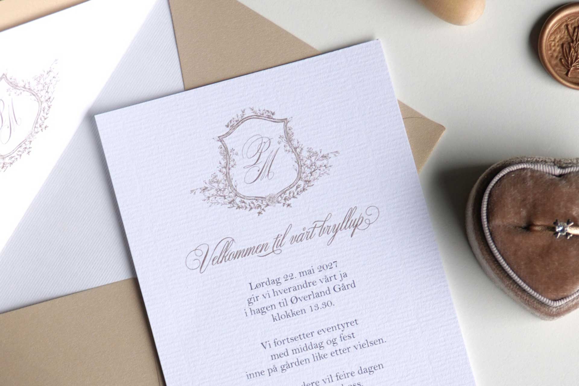 Et tydelig trekk for 2026 er at papirkvalitet og tekstur får mer oppmerksomhet.