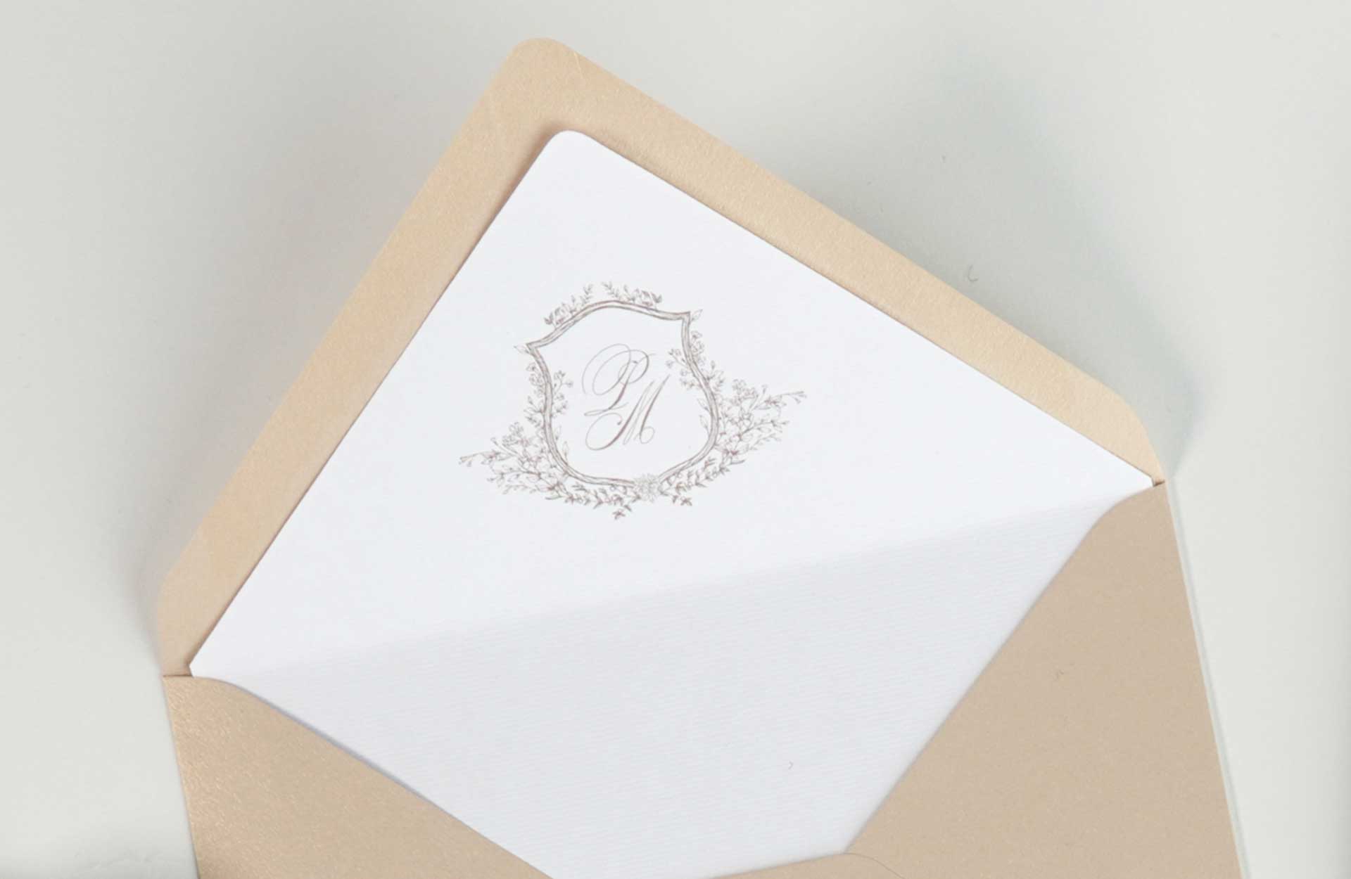 Selv konvoluttene får mer omtanke. Flere velger fargede konvolutter med matchende liners for å gjøre førsteinntrykket ekstra gjennomført.