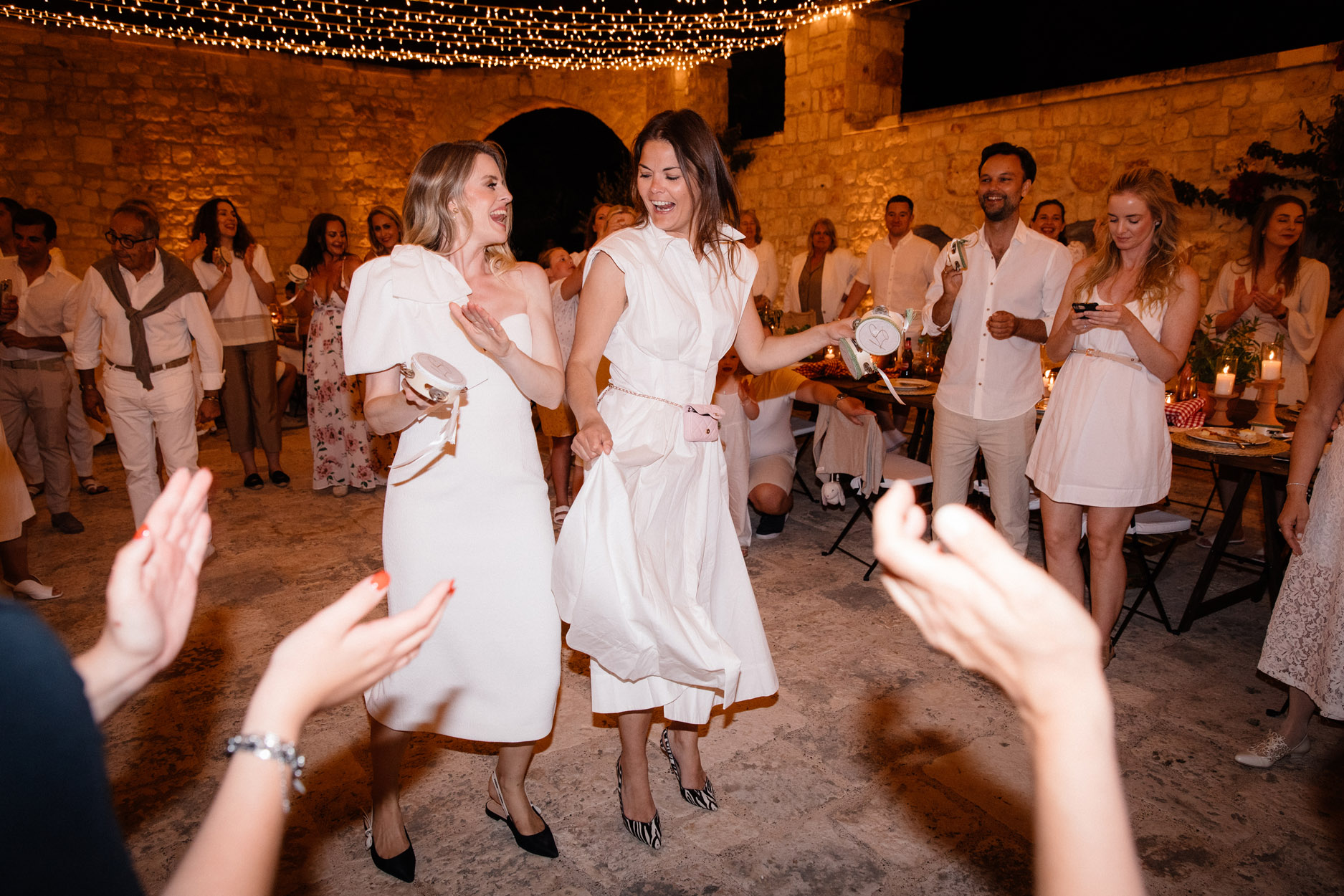 På velkomstfesten var alle kledd i hvitt