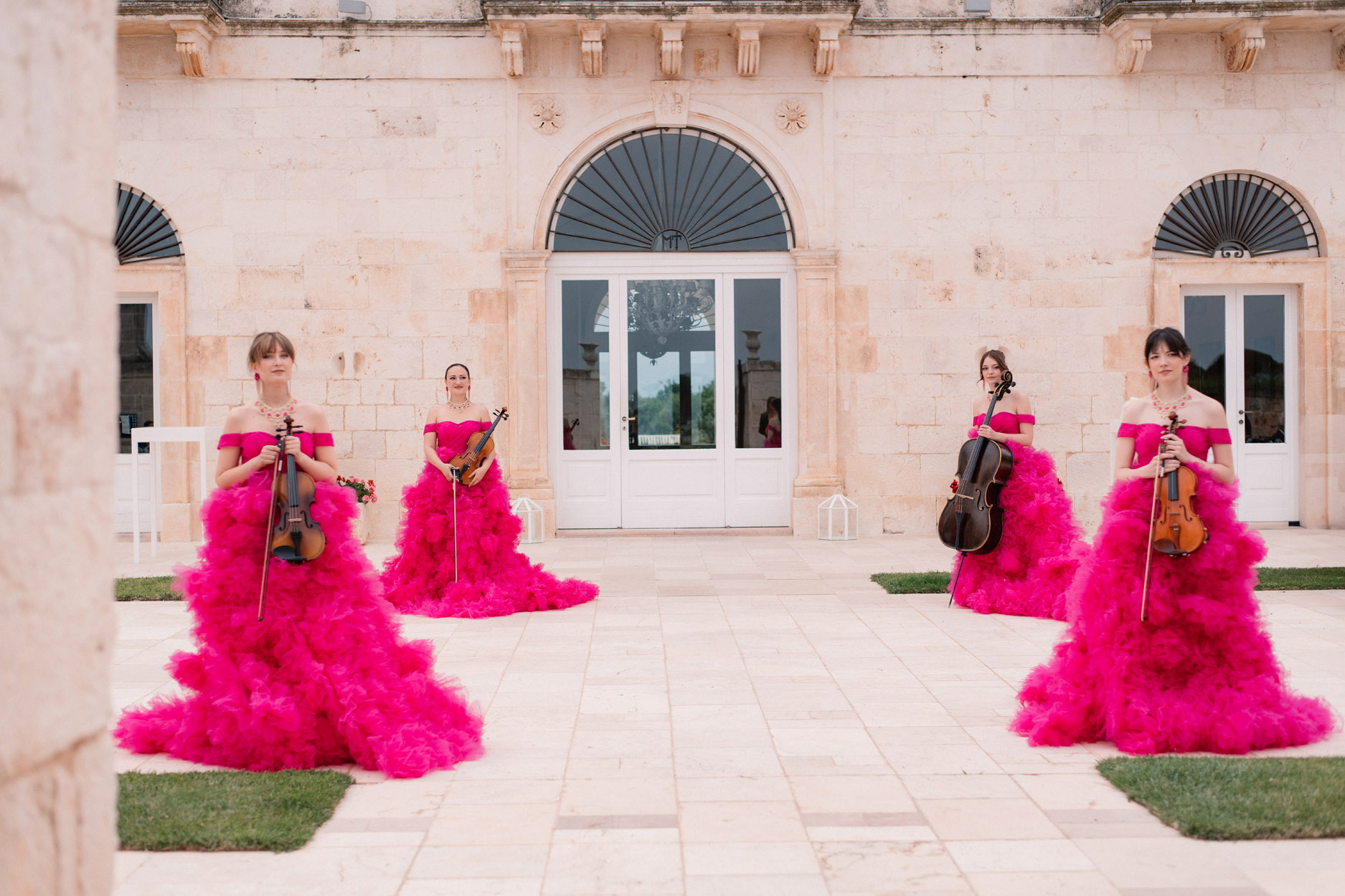 Kvartett med fiolinister kledd i elegante kjoler som harmonerte med fargepaletten.
