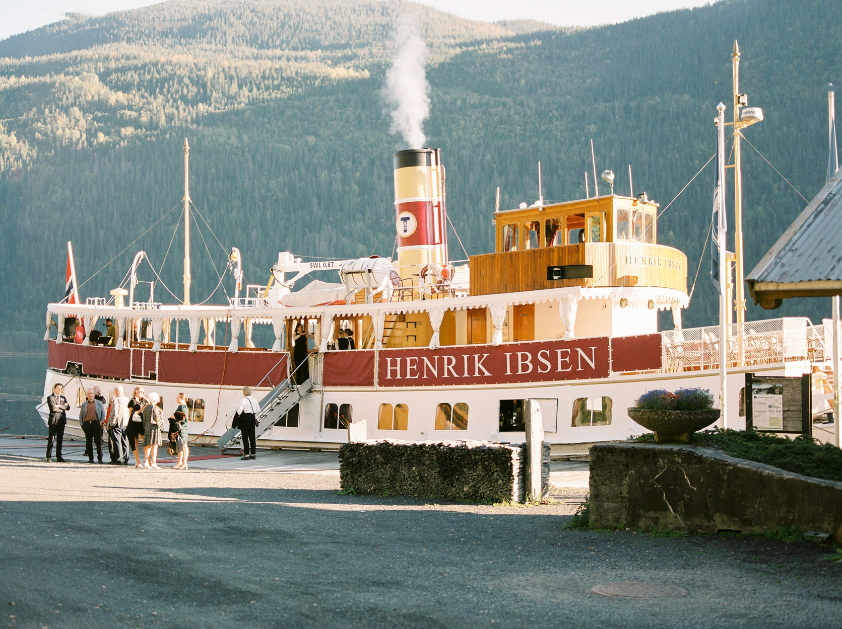 Cruise med båten Henrik Ibsen Cruise med båten Henrik Ibsen