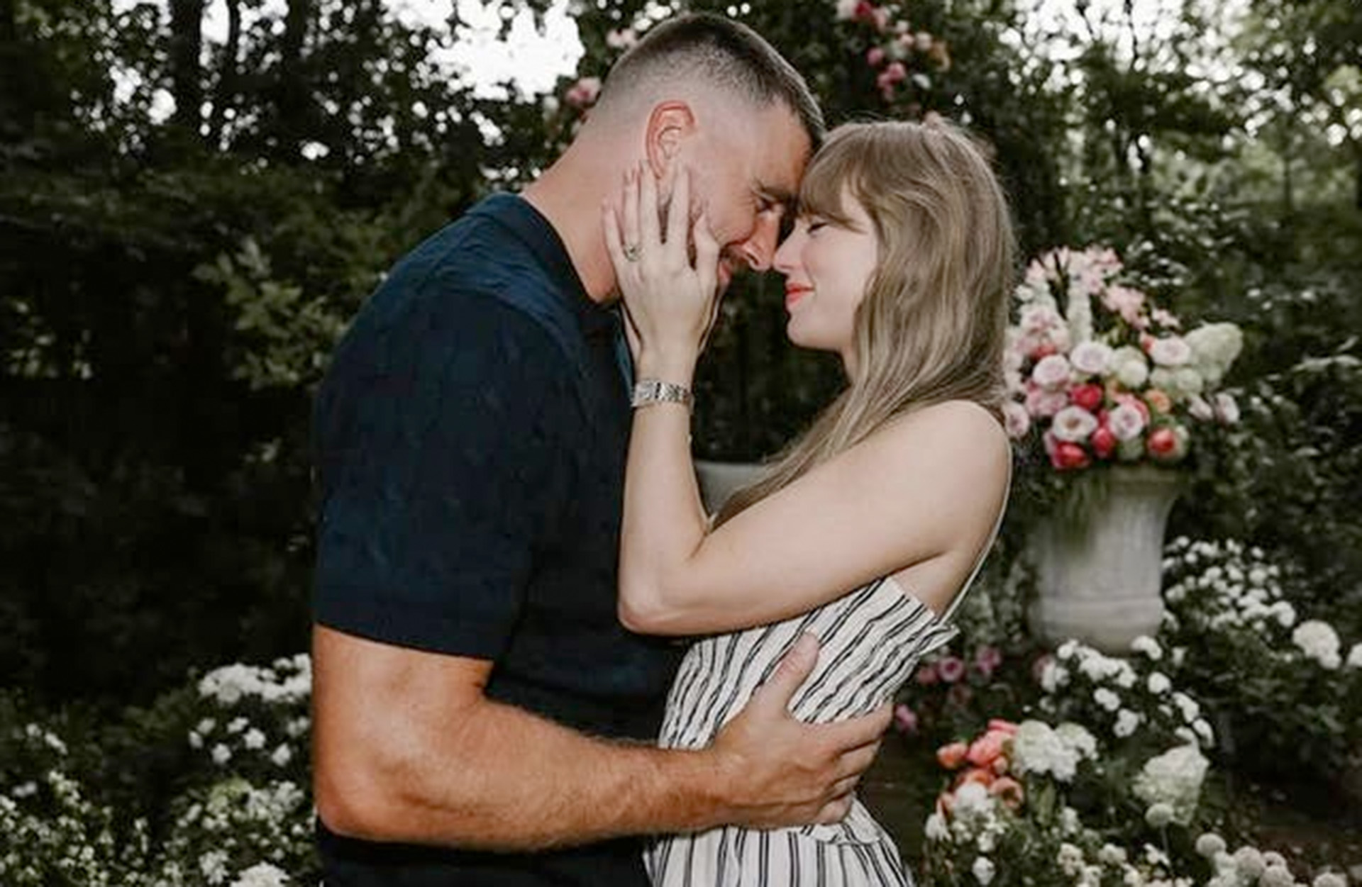 Popikonet Taylor Swift og NFL-stjernen Travis Kelce er forlovet - foto: Instagram / @taylorswift