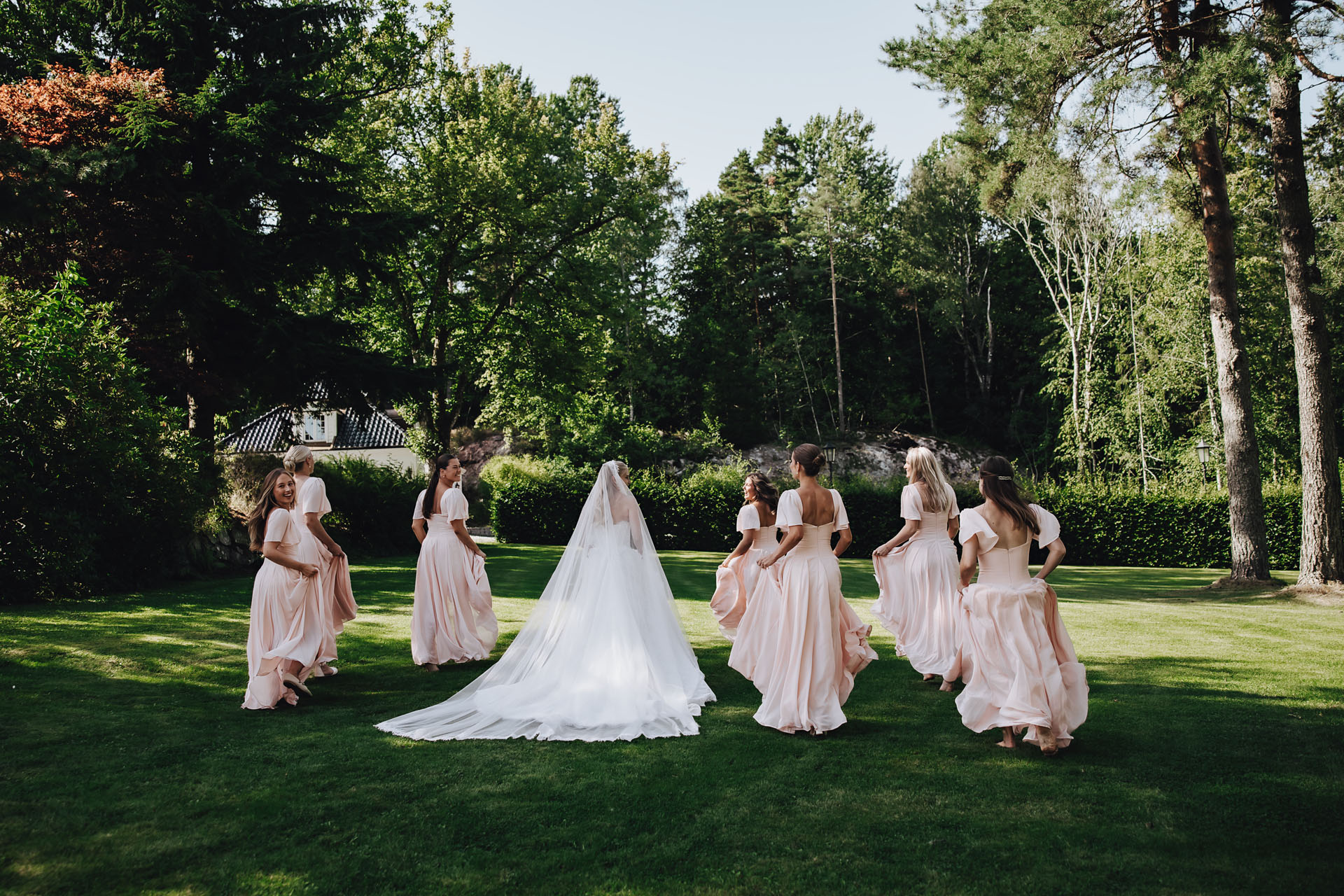 Bruden med forlovere - Foto Hege Zaar Bruden med forlovere - Foto Hege Zaar