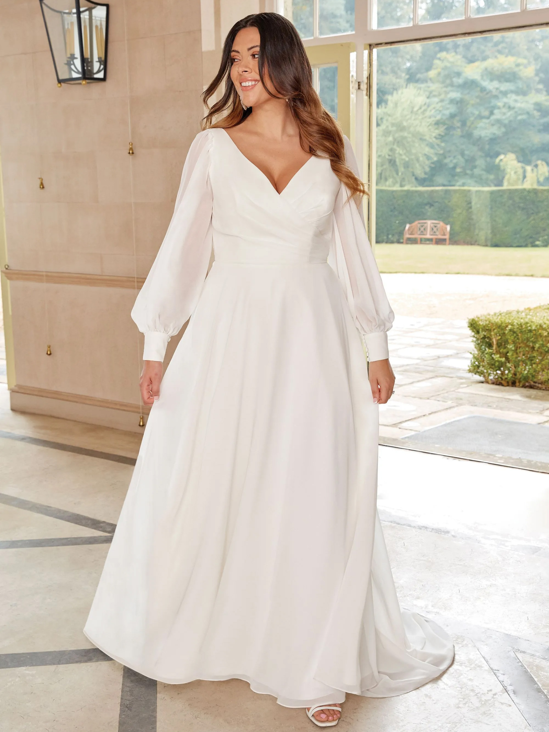 Brudekjole fra Sincerity Bridal - 44264 - finnes hos Brudesalongen Larvik