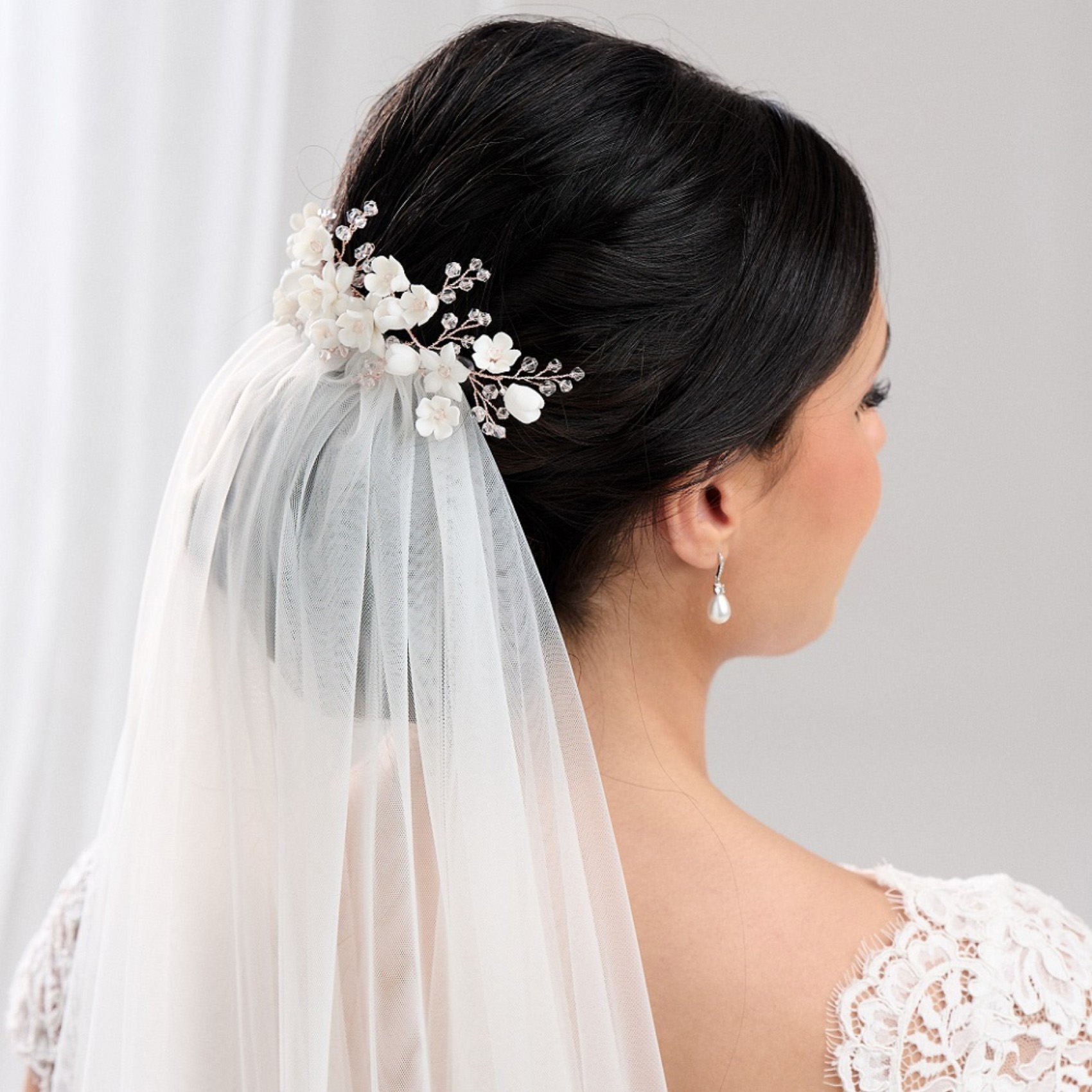 Blomsterinspirerte håraccessoirer - Foto: Lace & Favours