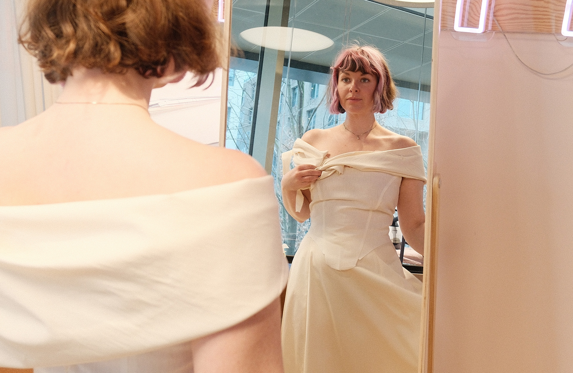 Fæbrik-Mari syr sin egen brudekjole