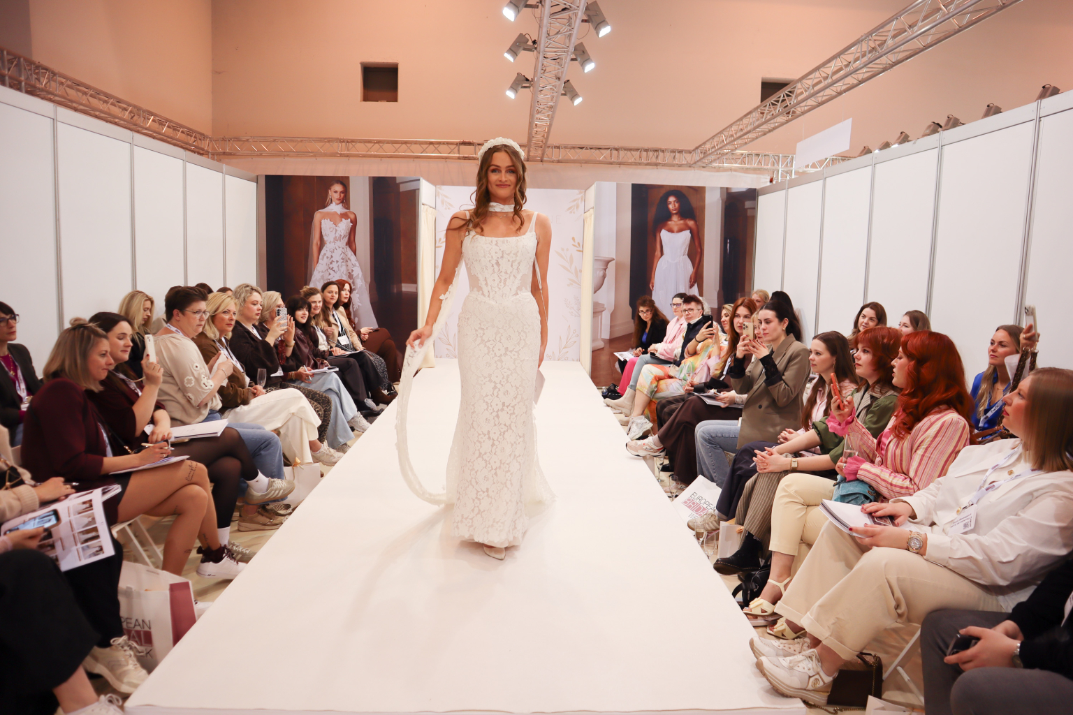 Matchende choker og hårpynt i samme stoff som brudekjolen – Madi Lane Bridal Matchende choker og hårpynt i samme stoff som brudekjolen - Madi Lane Bridal